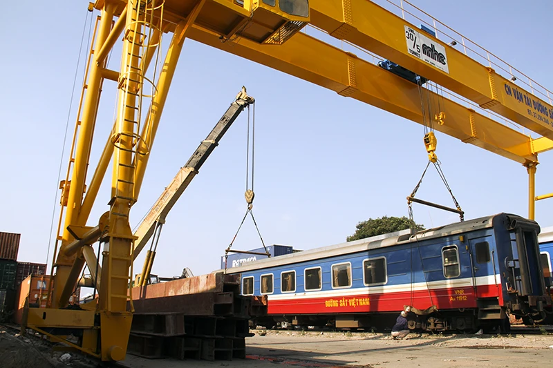 Cần cẩu di chuyển toa tàu hàng chục tấn sau sự cố sập cầu Ghềnh ảnh 1 Cần cẩu di chuyển toa tàu hàng chục tấn sau sự cố sập cầu Ghềnh ảnh 1